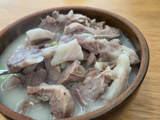 고기를 수북하게 담은 돼지머리국밥